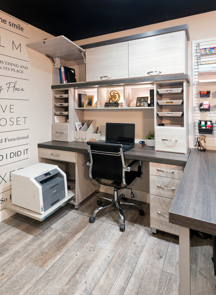 Cette image montre un bureau traditionnel de taille moyenne avec un mur beige, un sol en carrelage de porcelaine, aucune cheminée, un bureau intégré et un sol marron.