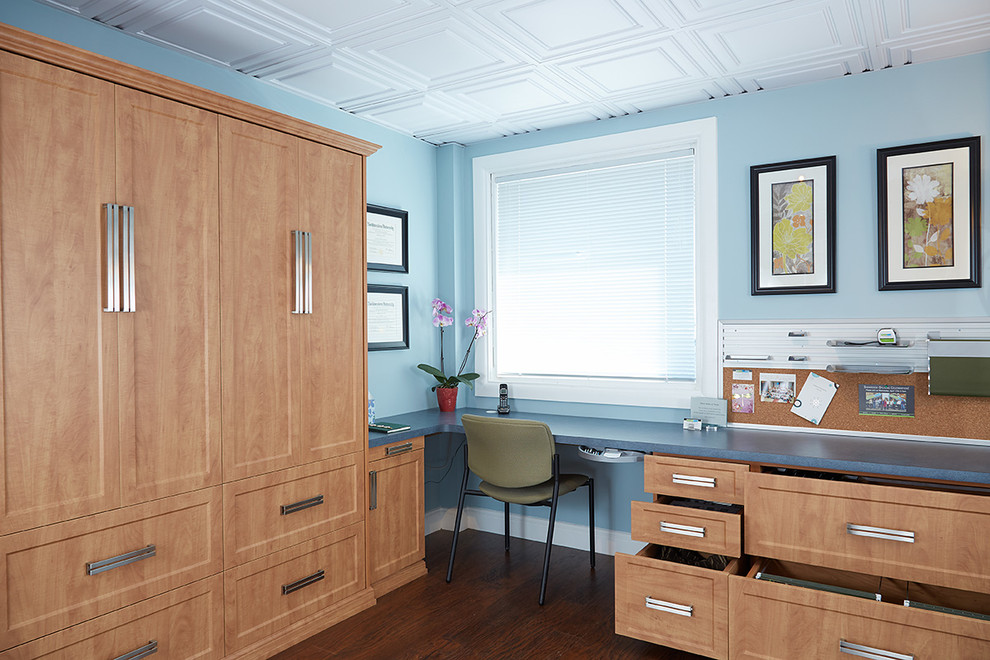Mittelgroßes Modernes Arbeitszimmer ohne Kamin mit blauer Wandfarbe, braunem Holzboden und Einbau-Schreibtisch in Washington, D.C.