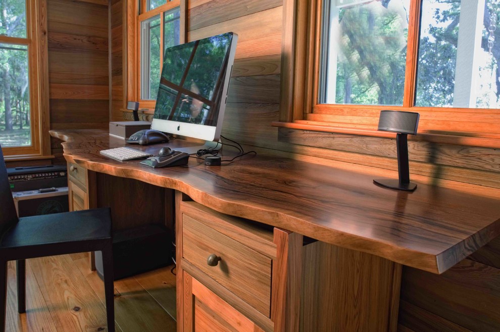 Ispirazione per un ufficio tradizionale con pavimento in legno massello medio e scrivania autoportante