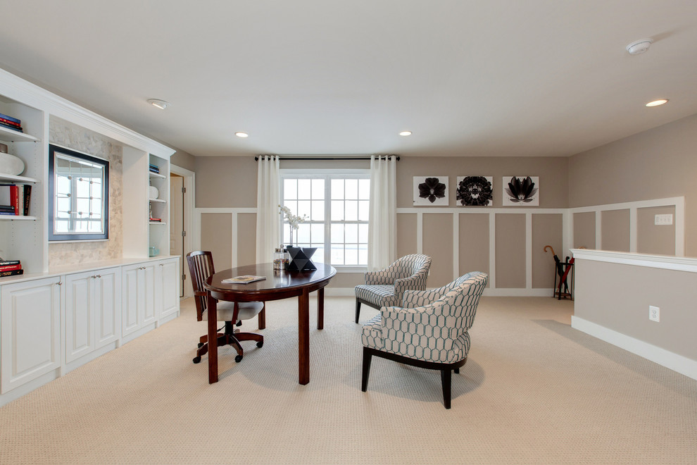 Großes Klassisches Arbeitszimmer ohne Kamin mit Arbeitsplatz, beiger Wandfarbe, Teppichboden, freistehendem Schreibtisch und beigem Boden in Washington, D.C.