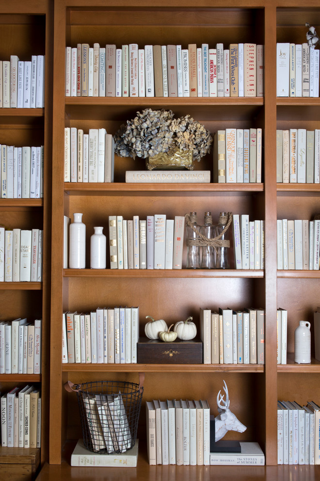 На фото: домашняя библиотека среднего размера в стиле модернизм с коричневыми стенами