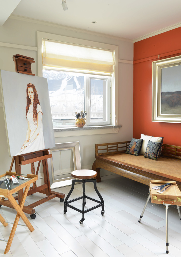 Mittelgroßes Asiatisches Arbeitszimmer mit Studio, gebeiztem Holzboden und oranger Wandfarbe in Los Angeles