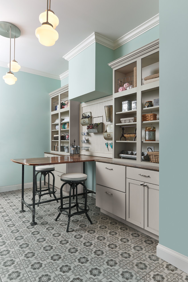 Idéer för mellanstora vintage hobbyrum, med klinkergolv i keramik, blå väggar och ett inbyggt skrivbord