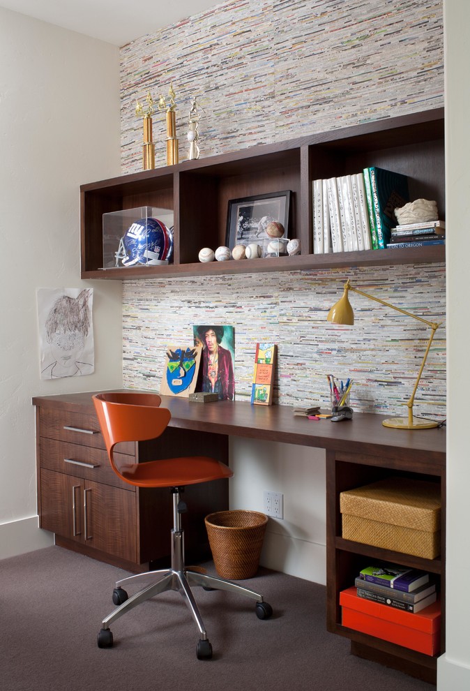 デンバーにあるエクレクティックスタイルのおしゃれなホームオフィス・書斎 (ベージュの壁、カーペット敷き、造り付け机、黒い床) の写真