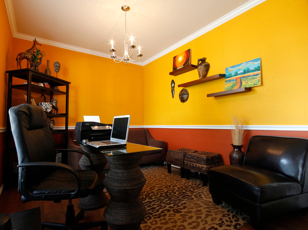 Idee per uno studio minimal con pavimento in legno massello medio, scrivania autoportante e pareti arancioni