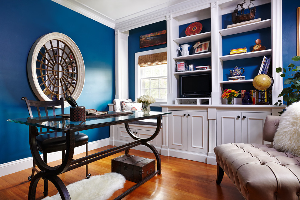 Ispirazione per uno studio classico di medie dimensioni con pareti blu, scrivania autoportante e pavimento in legno massello medio