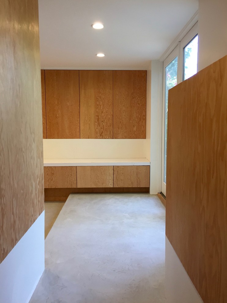 Idée de décoration pour un bureau minimaliste de taille moyenne avec un mur blanc, parquet clair, aucune cheminée et un bureau intégré.