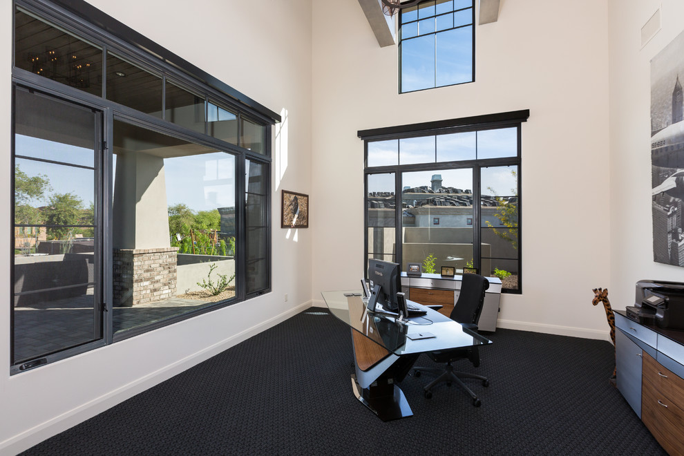 Cette image montre un grand bureau design avec un mur blanc, moquette, aucune cheminée, un bureau indépendant et un sol noir.