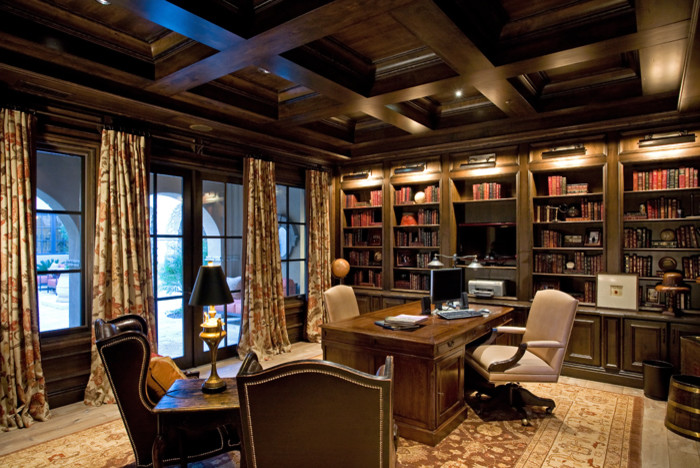 Großes Mediterranes Lesezimmer ohne Kamin mit brauner Wandfarbe, Kalkstein und Einbau-Schreibtisch in Phoenix