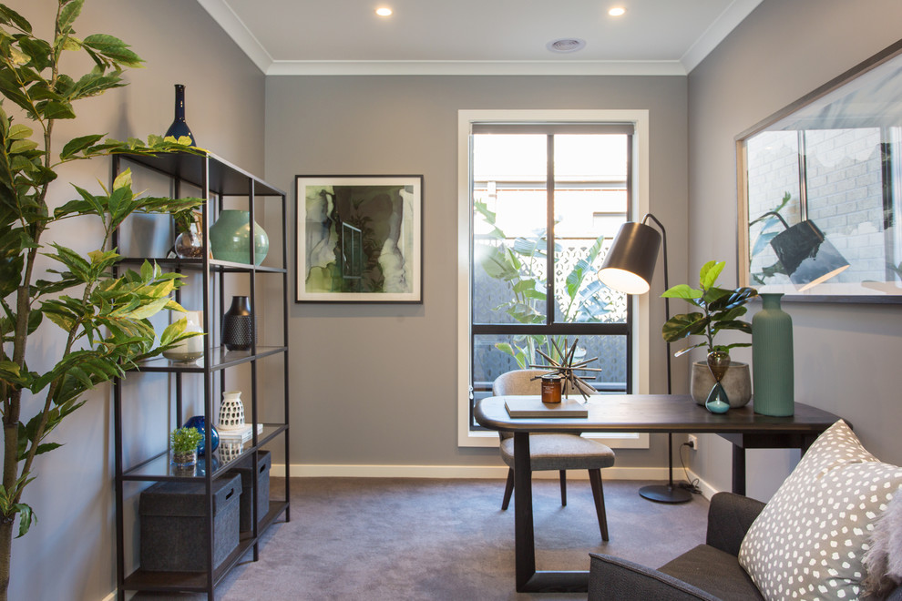 Modernes Arbeitszimmer mit Arbeitsplatz, grauer Wandfarbe, Teppichboden, freistehendem Schreibtisch und grauem Boden in Melbourne