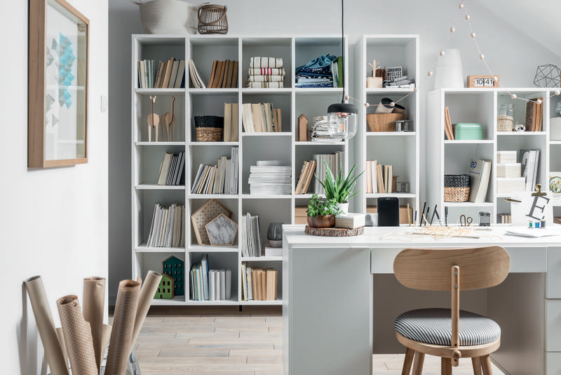 Inspiration för mellanstora moderna hemmastudior, med vita väggar, laminatgolv, ett fristående skrivbord och beiget golv
