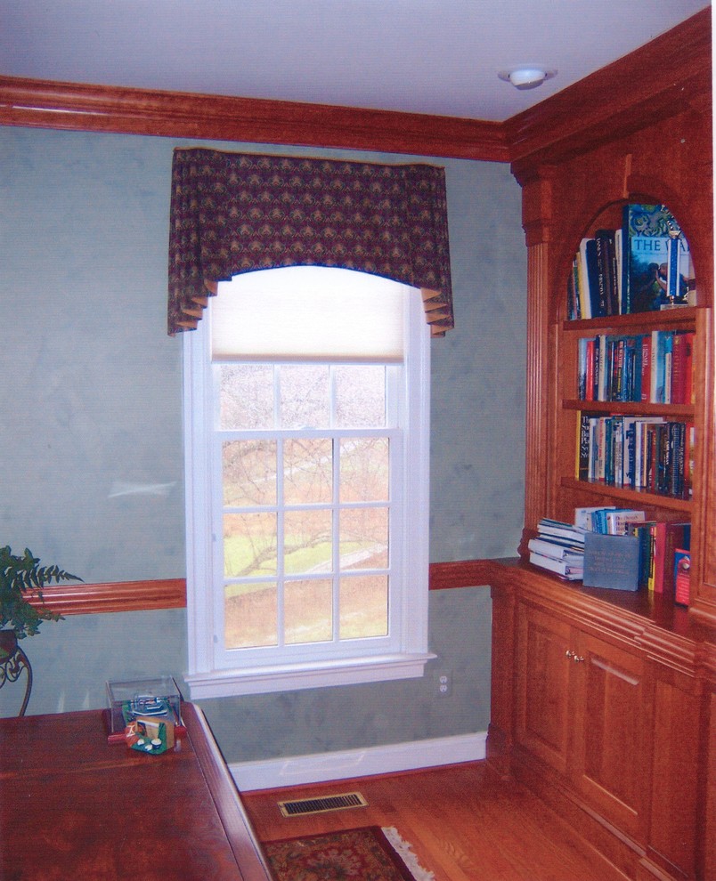 ワシントンD.C.にあるトラディショナルスタイルのおしゃれなホームオフィス・書斎の写真