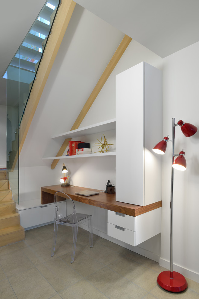 Ispirazione per un piccolo ufficio contemporaneo con pareti bianche, scrivania incassata e pavimento beige
