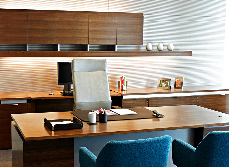 Idee per un ufficio minimalista di medie dimensioni con pareti grigie, pavimento in legno massello medio, nessun camino, scrivania autoportante e pavimento beige