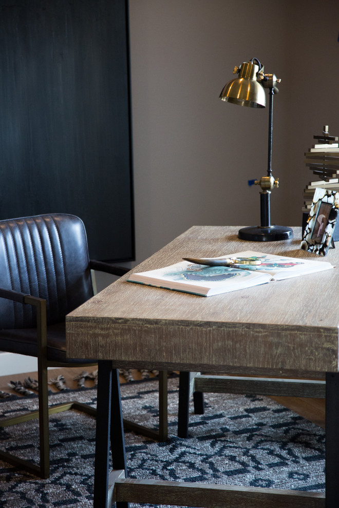 Mittelgroßes Klassisches Arbeitszimmer mit Arbeitsplatz, hellem Holzboden, freistehendem Schreibtisch, braunem Boden und grauer Wandfarbe in Sonstige