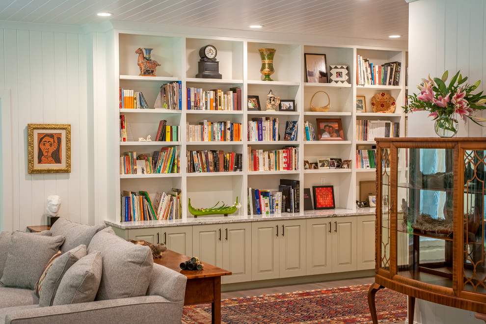 Mittelgroßes Landhaus Lesezimmer ohne Kamin mit weißer Wandfarbe, braunem Holzboden, Einbau-Schreibtisch und grauem Boden in Sonstige
