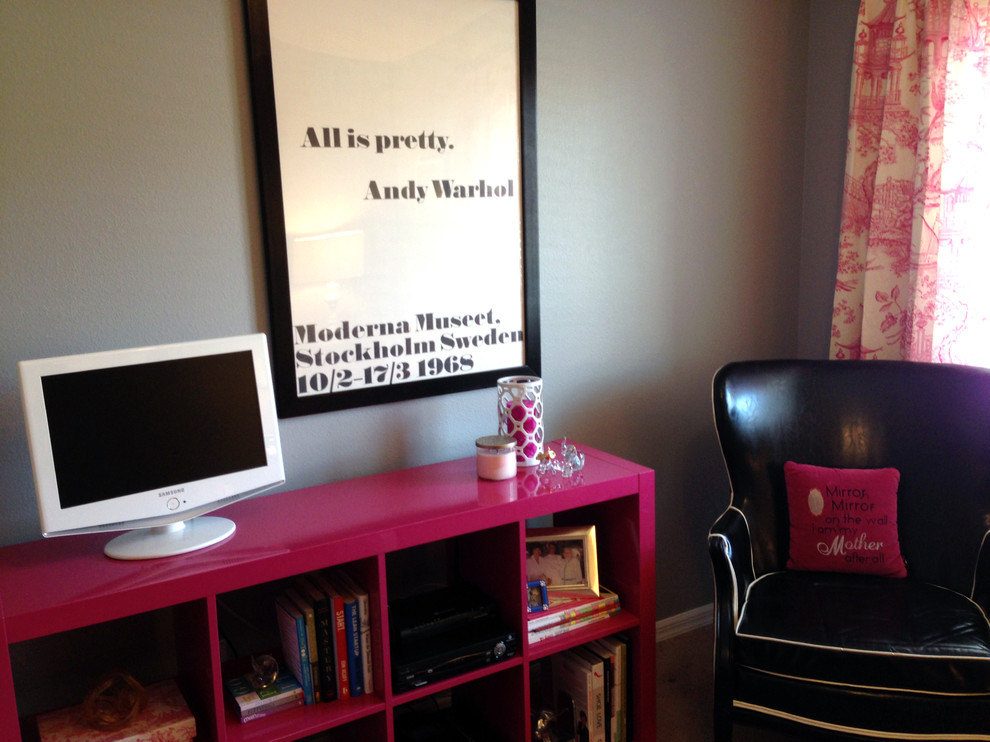 Foto de despacho actual pequeño con paredes grises, moqueta y escritorio empotrado