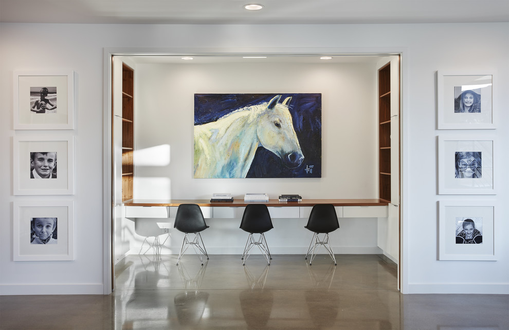 Example of a minimalist home office design in Minneapolis