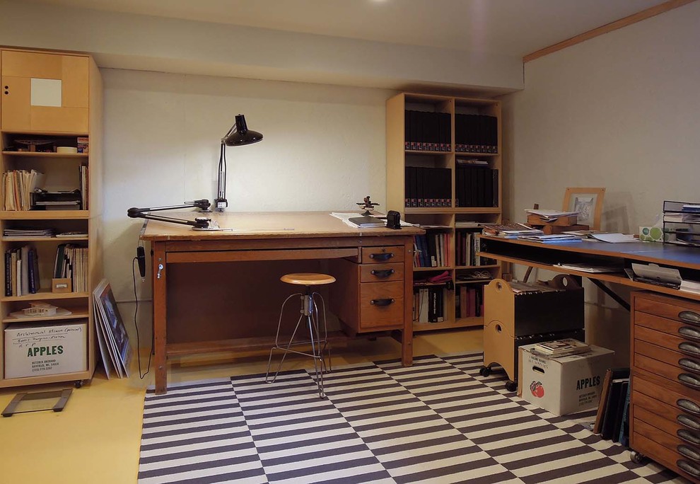 Foto på ett mellanstort vintage hemmastudio, med vita väggar, betonggolv, ett fristående skrivbord och gult golv