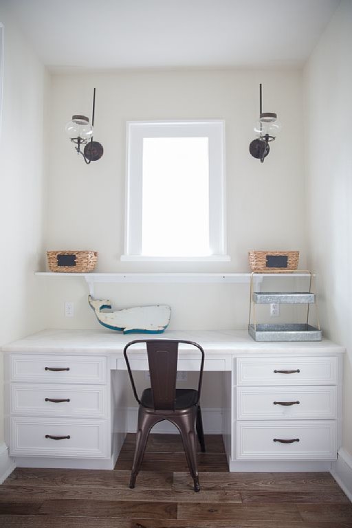 Geräumiges Maritimes Arbeitszimmer ohne Kamin mit Studio, weißer Wandfarbe, hellem Holzboden und Einbau-Schreibtisch in Miami