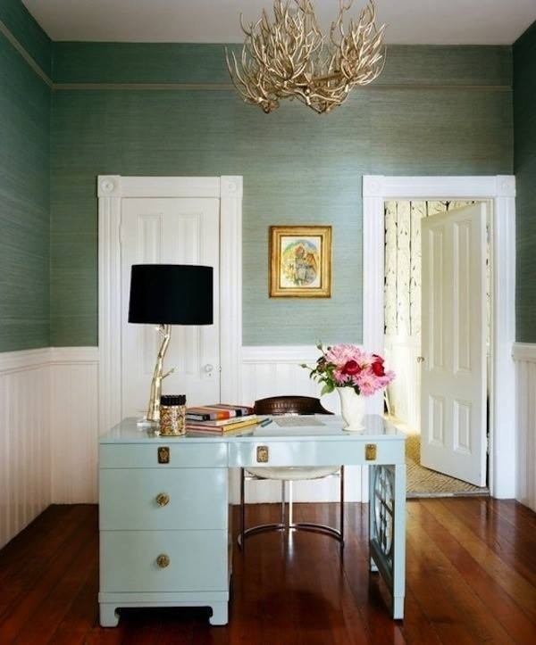 Immagine di un piccolo atelier chic con pareti verdi, pavimento in legno massello medio e scrivania autoportante