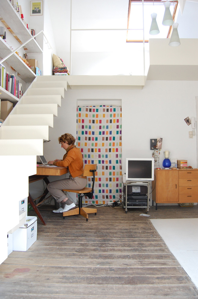 Design ideas for a contemporary home office in Brussels.