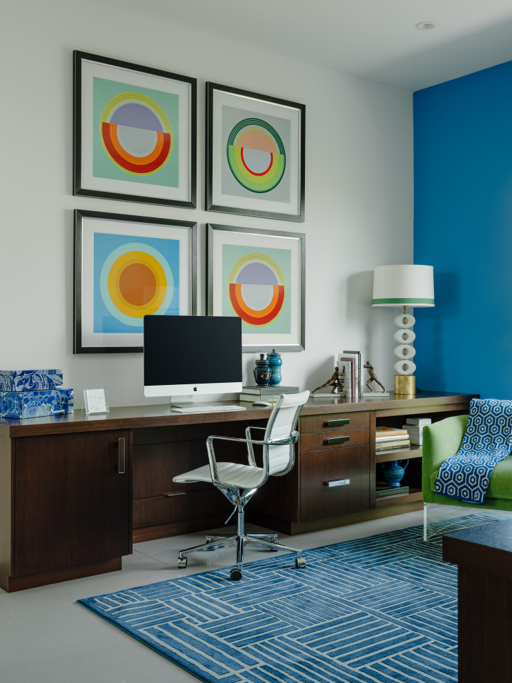 Design ideas for a modern home office in Los Angeles.