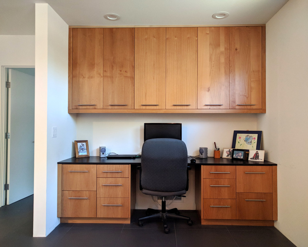 Großes Arbeitszimmer ohne Kamin mit Arbeitsplatz, weißer Wandfarbe, Porzellan-Bodenfliesen, Einbau-Schreibtisch und grauem Boden in Orange County