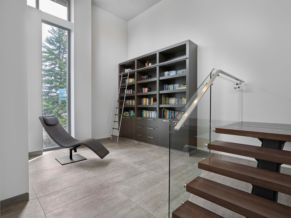 Mittelgroßes Modernes Lesezimmer ohne Kamin mit weißer Wandfarbe, grauem Boden und Porzellan-Bodenfliesen in Edmonton
