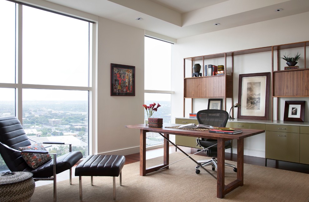 Свежая идея для дизайна: кабинет в современном стиле с белыми стенами и отдельно стоящим рабочим столом - отличное фото интерьера