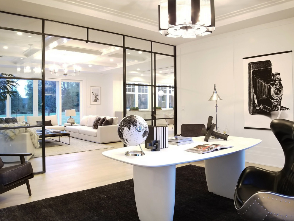 Inspiration för stora moderna arbetsrum, med vita väggar, ljust trägolv, ett fristående skrivbord och brunt golv