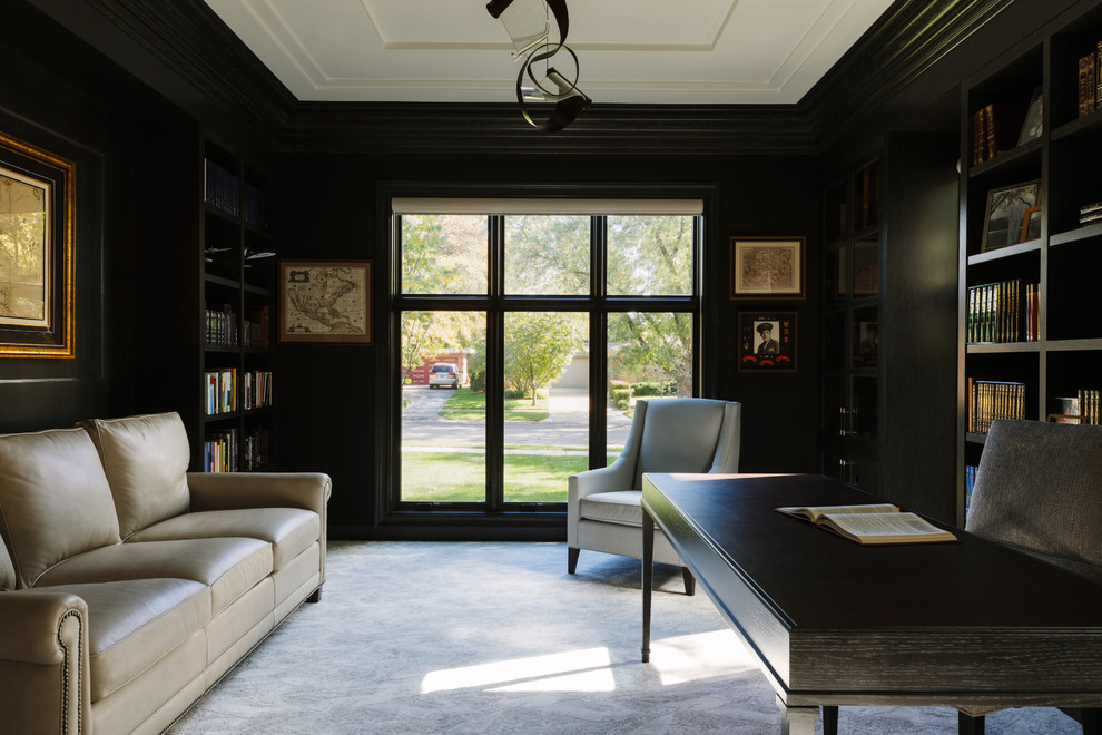 Свежая идея для дизайна: большой домашняя библиотека в современном стиле с коричневыми стенами, ковровым покрытием, отдельно стоящим рабочим столом и серым полом - отличное фото интерьера