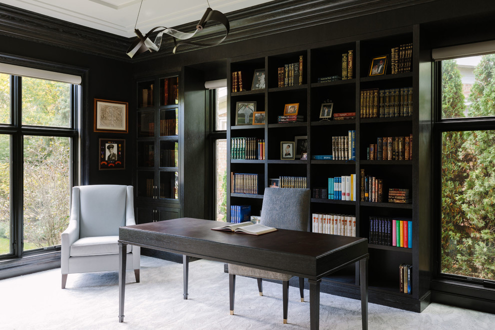 Idée de décoration pour un grand bureau design avec une bibliothèque ou un coin lecture, un mur marron, moquette, un bureau indépendant et un sol gris.