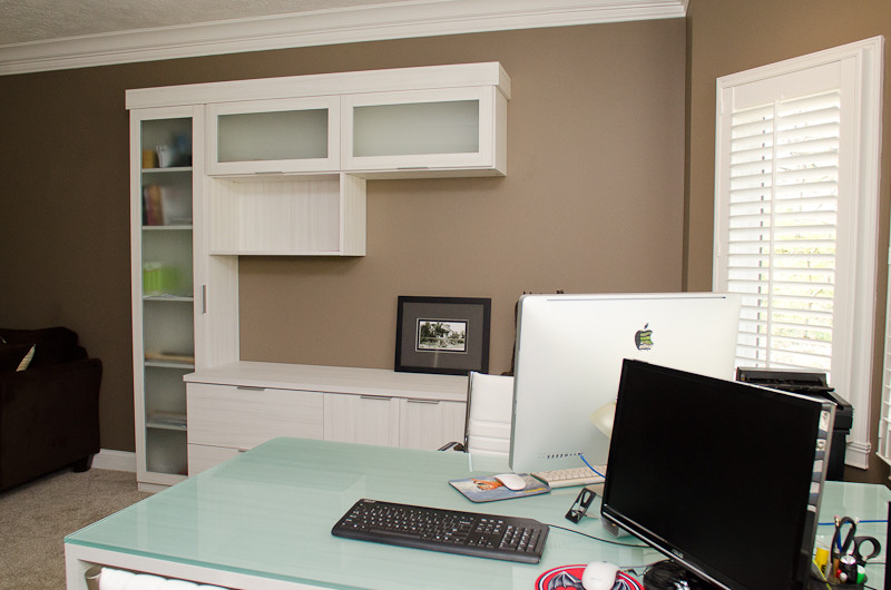 Foto de despacho moderno de tamaño medio sin chimenea con paredes marrones, moqueta y escritorio independiente
