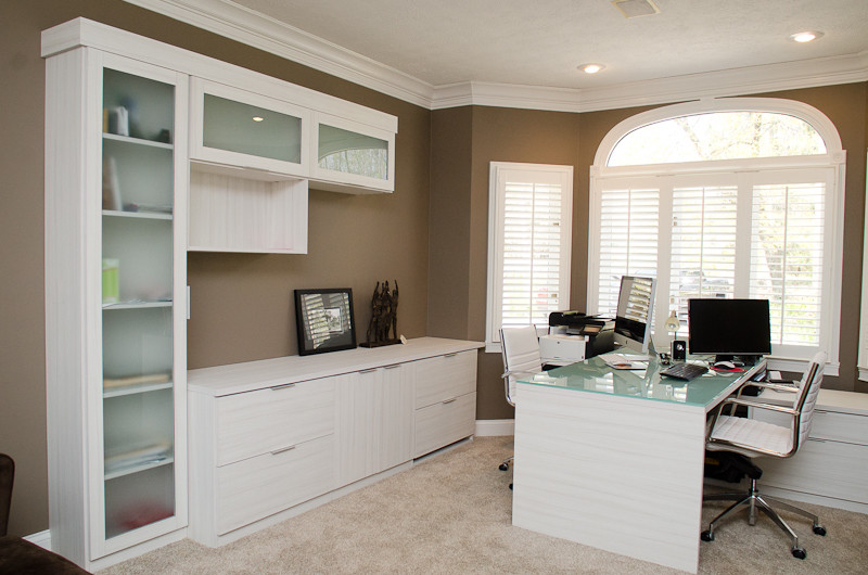Immagine di un ufficio minimalista di medie dimensioni con pareti marroni, moquette, nessun camino e scrivania autoportante
