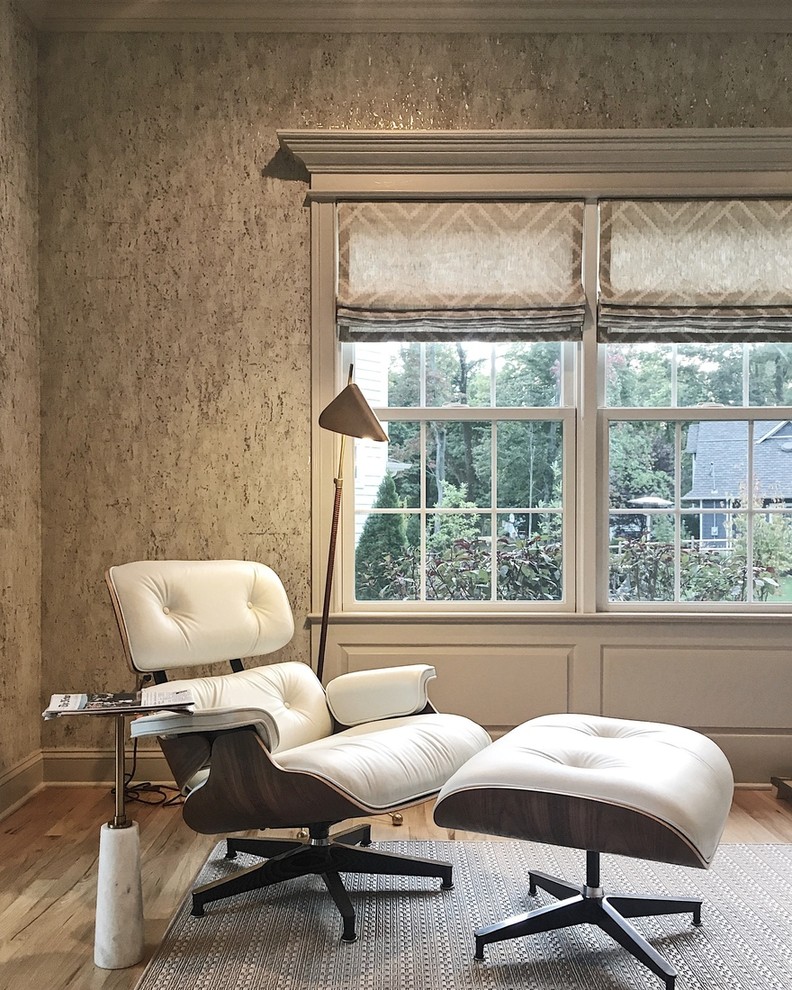 Foto di un ufficio design con pareti grigie, pavimento in legno massello medio e pavimento marrone