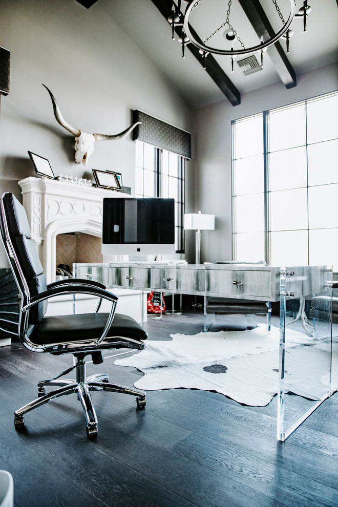 Großes Modernes Arbeitszimmer mit Arbeitsplatz, grauer Wandfarbe, dunklem Holzboden, Kamin, Kaminumrandung aus Stein, freistehendem Schreibtisch und schwarzem Boden in Phoenix