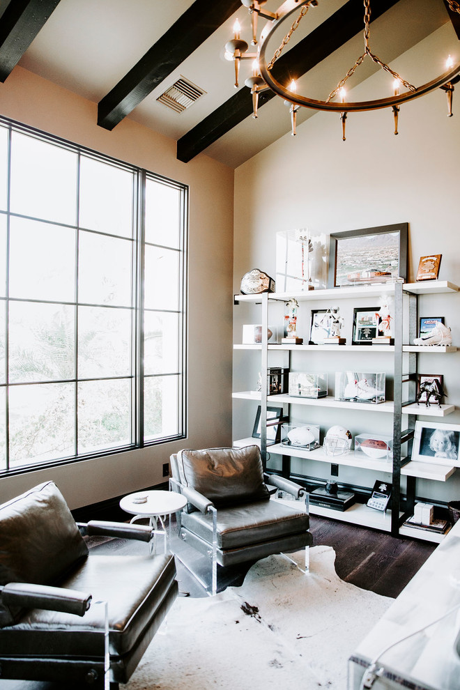 フェニックスにある広いモダンスタイルのおしゃれな書斎 (グレーの壁、濃色無垢フローリング、自立型机、黒い床) の写真