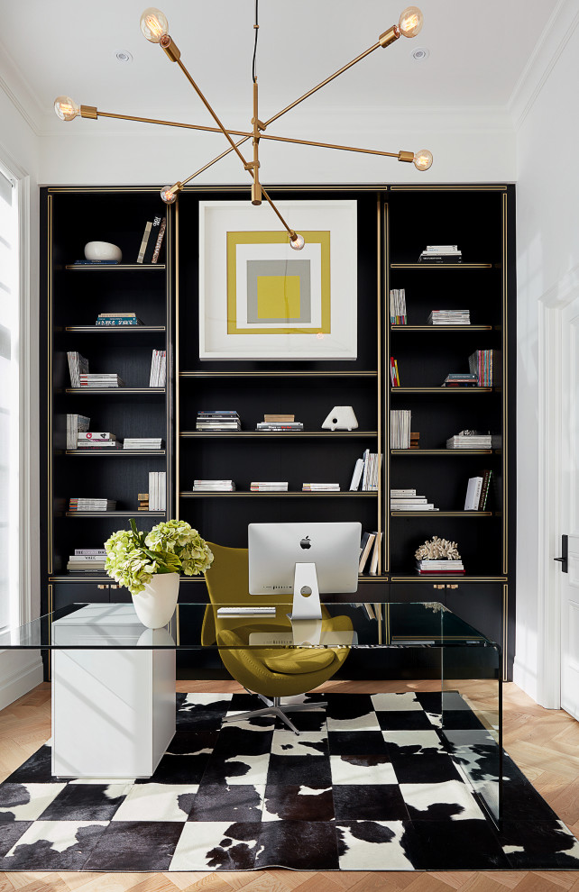 Exemple d'un bureau tendance de taille moyenne avec un mur blanc, un bureau indépendant et un sol beige.