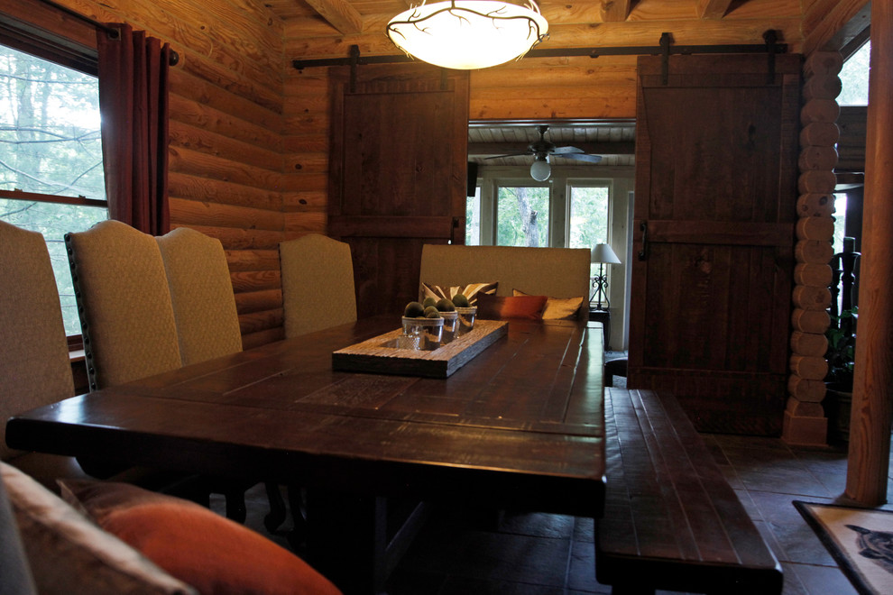 Photo of a rustic home office in Atlanta.