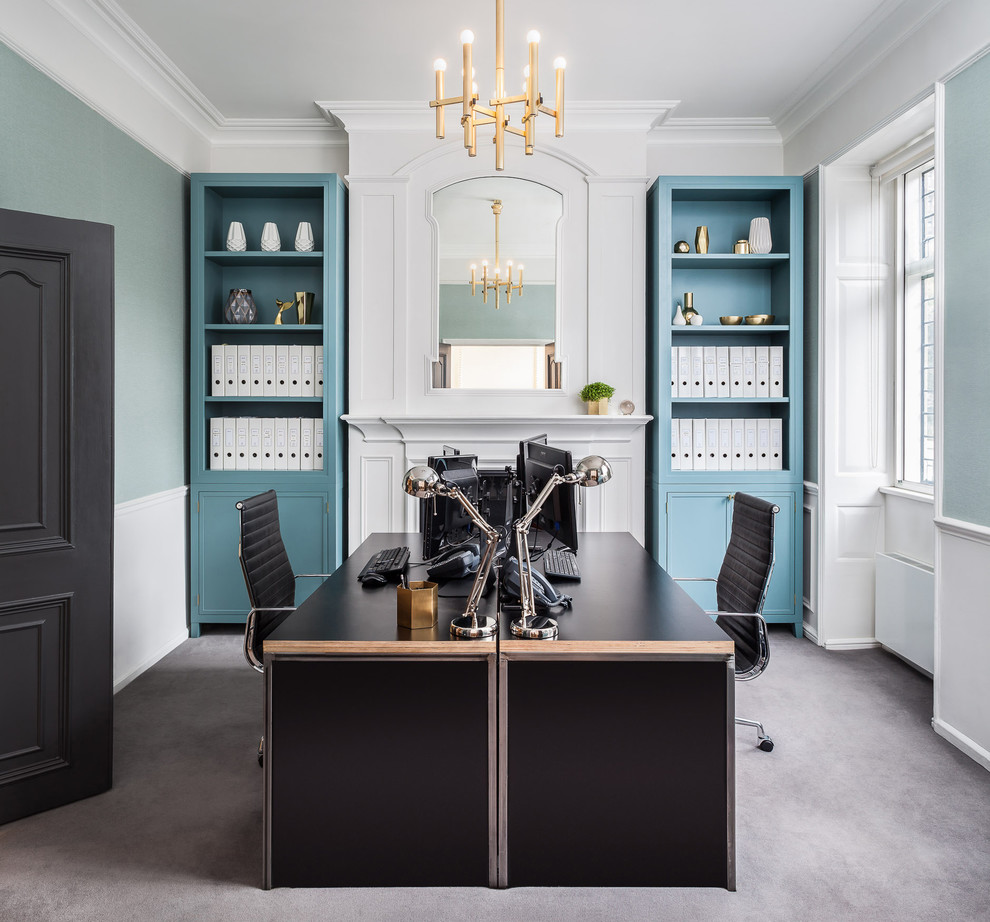Inspiration för mellanstora moderna arbetsrum, med blå väggar, heltäckningsmatta, en standard öppen spis, en spiselkrans i gips, ett fristående skrivbord och grått golv