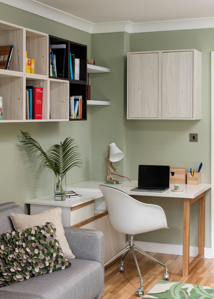 ダブリンにある小さなトランジショナルスタイルのおしゃれな書斎 (緑の壁、無垢フローリング、造り付け机) の写真