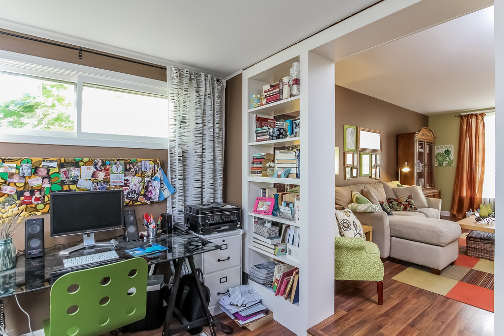 グランドラピッズにある低価格の小さなエクレクティックスタイルのおしゃれなホームオフィス・書斎 (茶色い壁、濃色無垢フローリング、自立型机) の写真