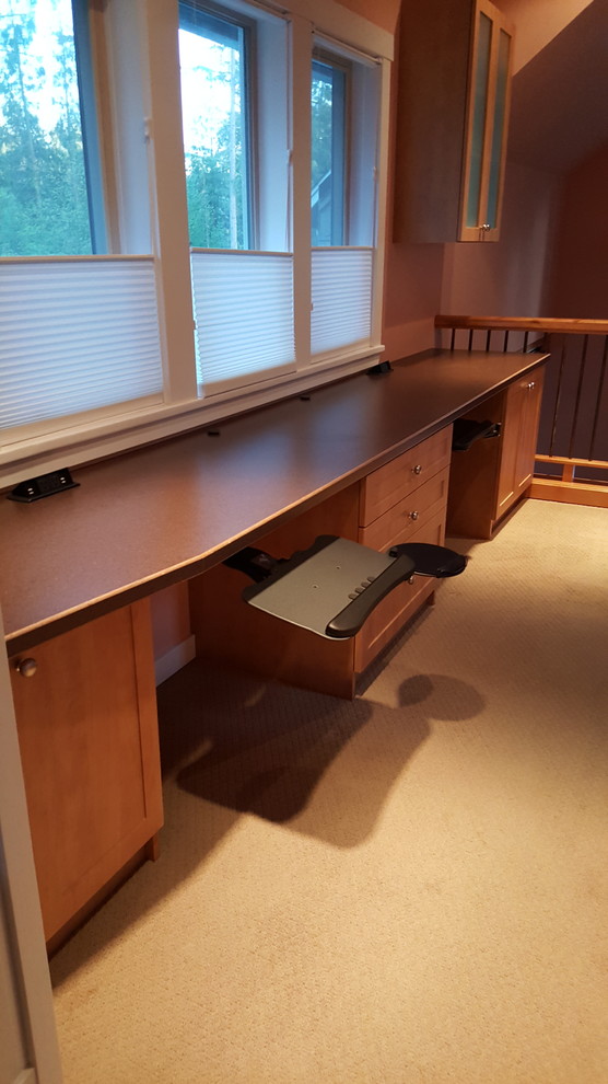 Ejemplo de despacho de estilo americano de tamaño medio con escritorio empotrado