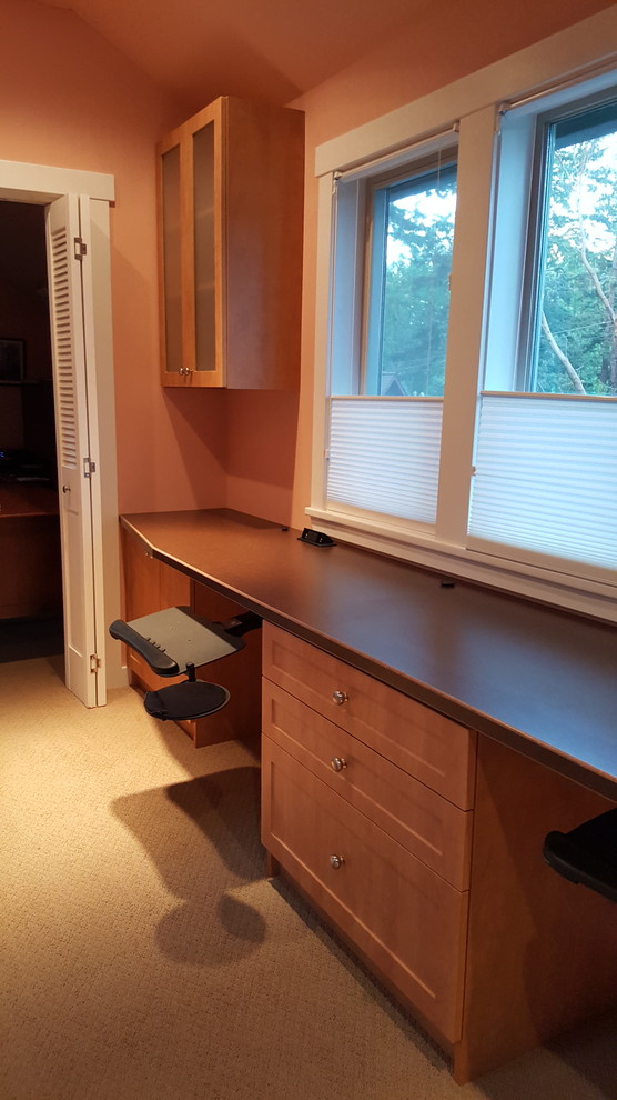 Imagen de despacho de estilo americano de tamaño medio con escritorio empotrado