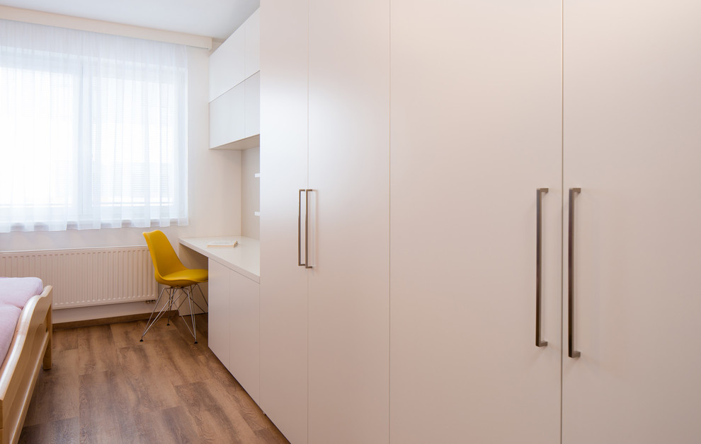 Kleines Modernes Arbeitszimmer ohne Kamin mit weißer Wandfarbe und Sperrholzboden in Sonstige