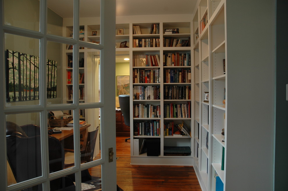 Inspiration för små klassiska arbetsrum, med ett bibliotek, gröna väggar, mellanmörkt trägolv och ett fristående skrivbord