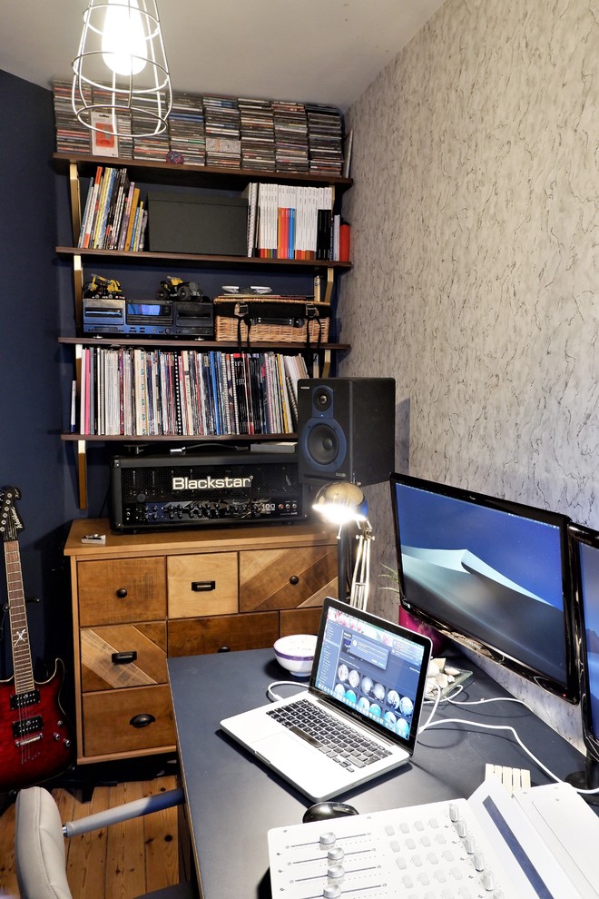 Idéer för ett litet modernt hemmastudio, med blå väggar, mellanmörkt trägolv, ett fristående skrivbord och brunt golv