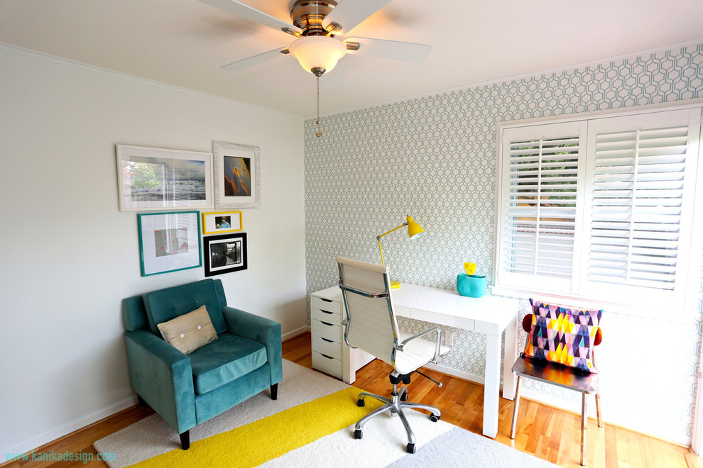 Esempio di un piccolo ufficio minimalista con pareti bianche, pavimento in legno massello medio e scrivania autoportante