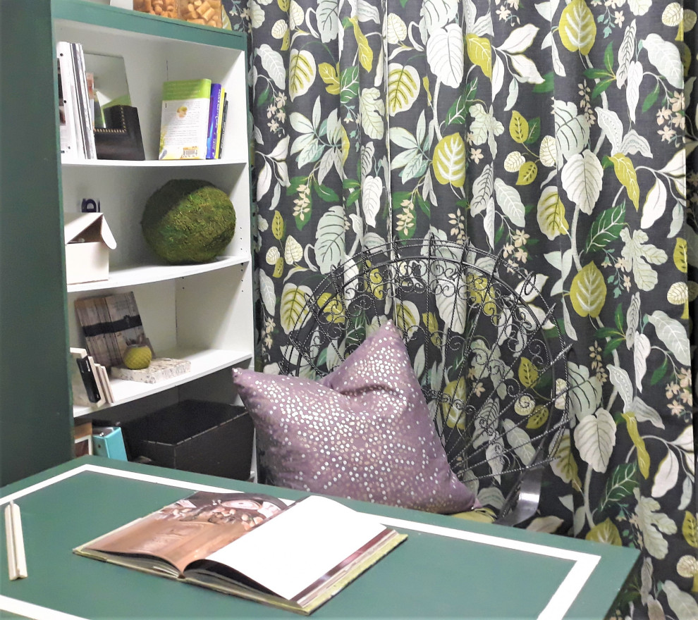 アトランタにある低価格の小さなエクレクティックスタイルのおしゃれなホームオフィス・書斎 (緑の壁、無垢フローリング、自立型机、グレーの床) の写真